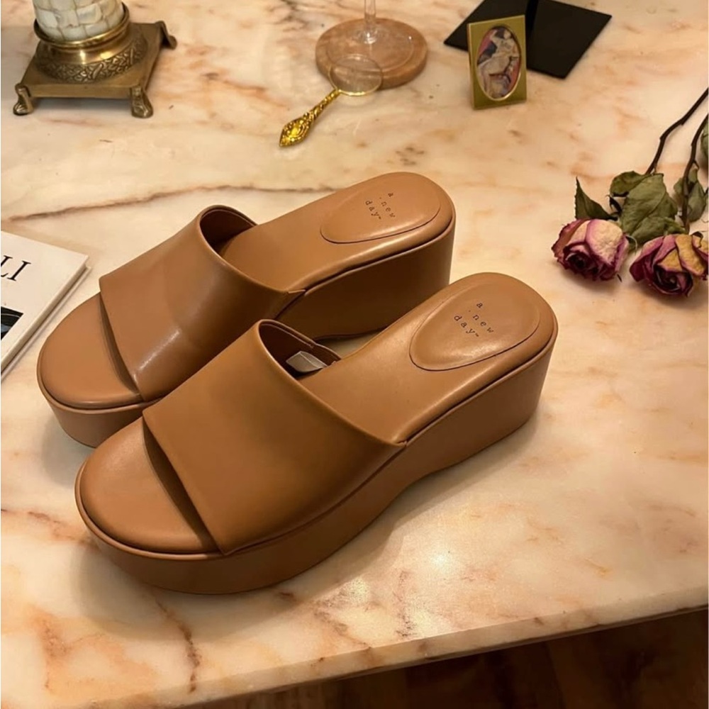 Tan Platform Sandals (size 8) - Picture 4 of 4